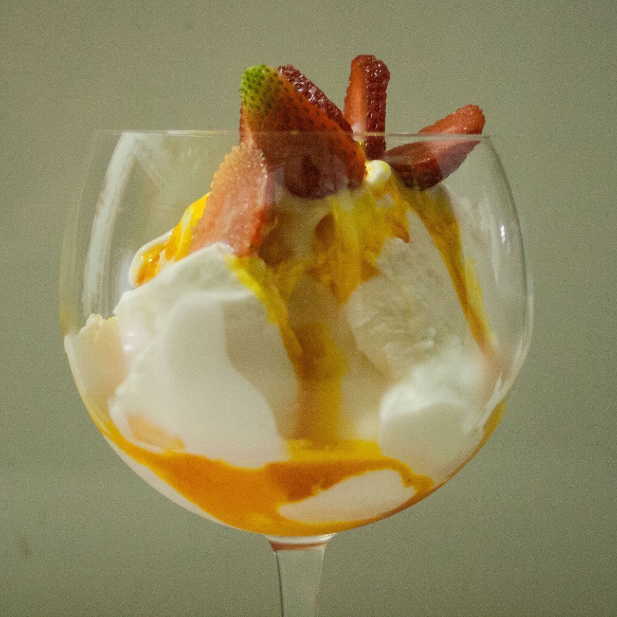 Saffron ice cream with strawberries
