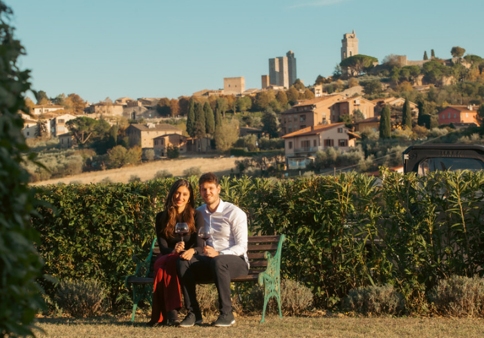 couple in love in San Gimignano - Visit San Gimignano