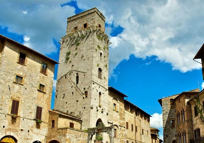 Piazza Della Cisterna - Visit San Gimignano