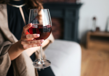 The Proper Way To Hold Wine Glass and Other Wine Etiquette To Know